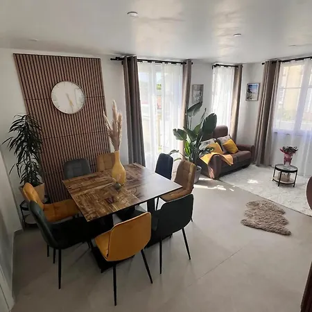 Maison Spacieuse A Avec Jardin Tatil Evi Montebourg